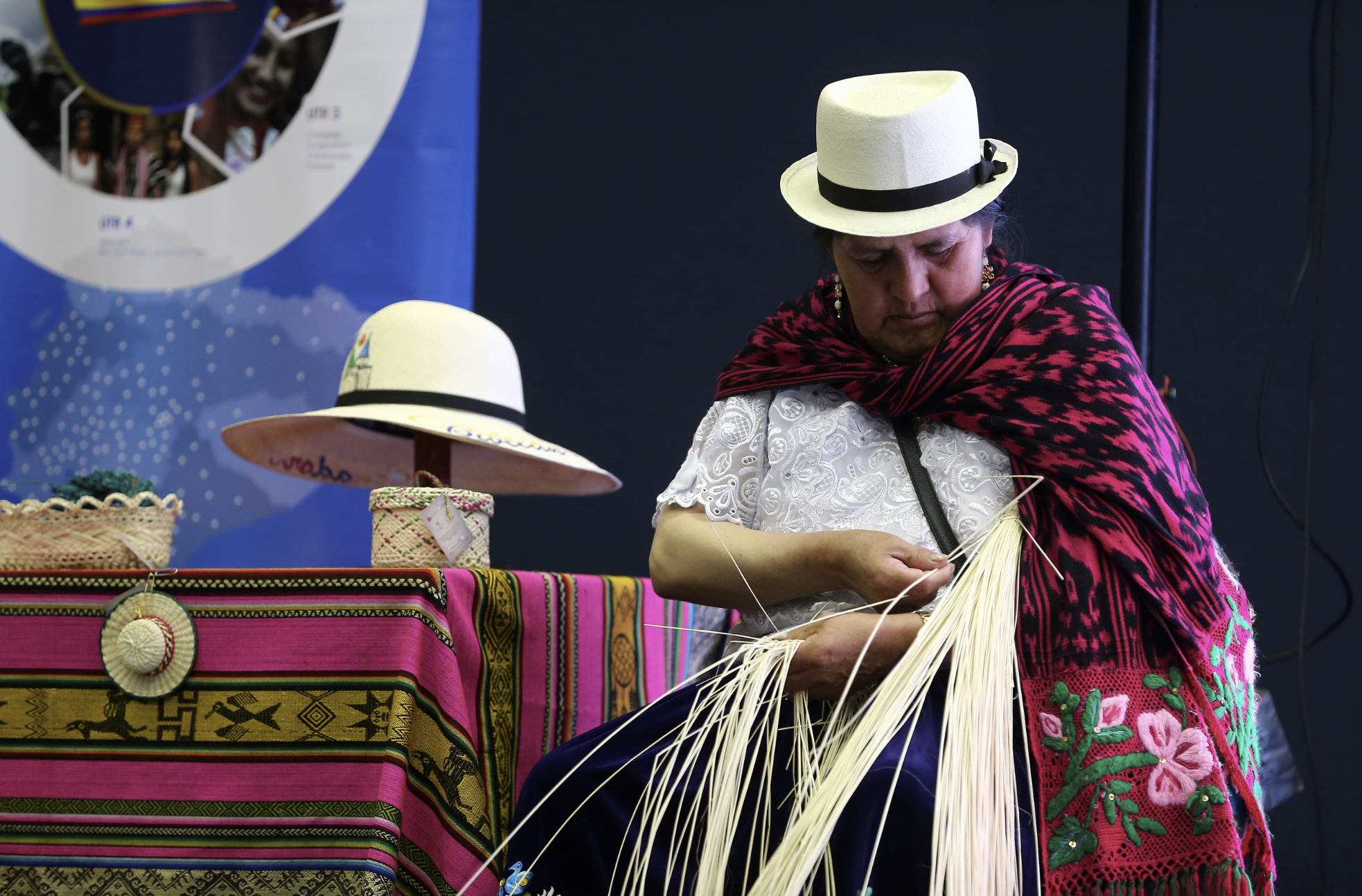 La mujer detrás del tejido: El corazón y sustento de la tradición